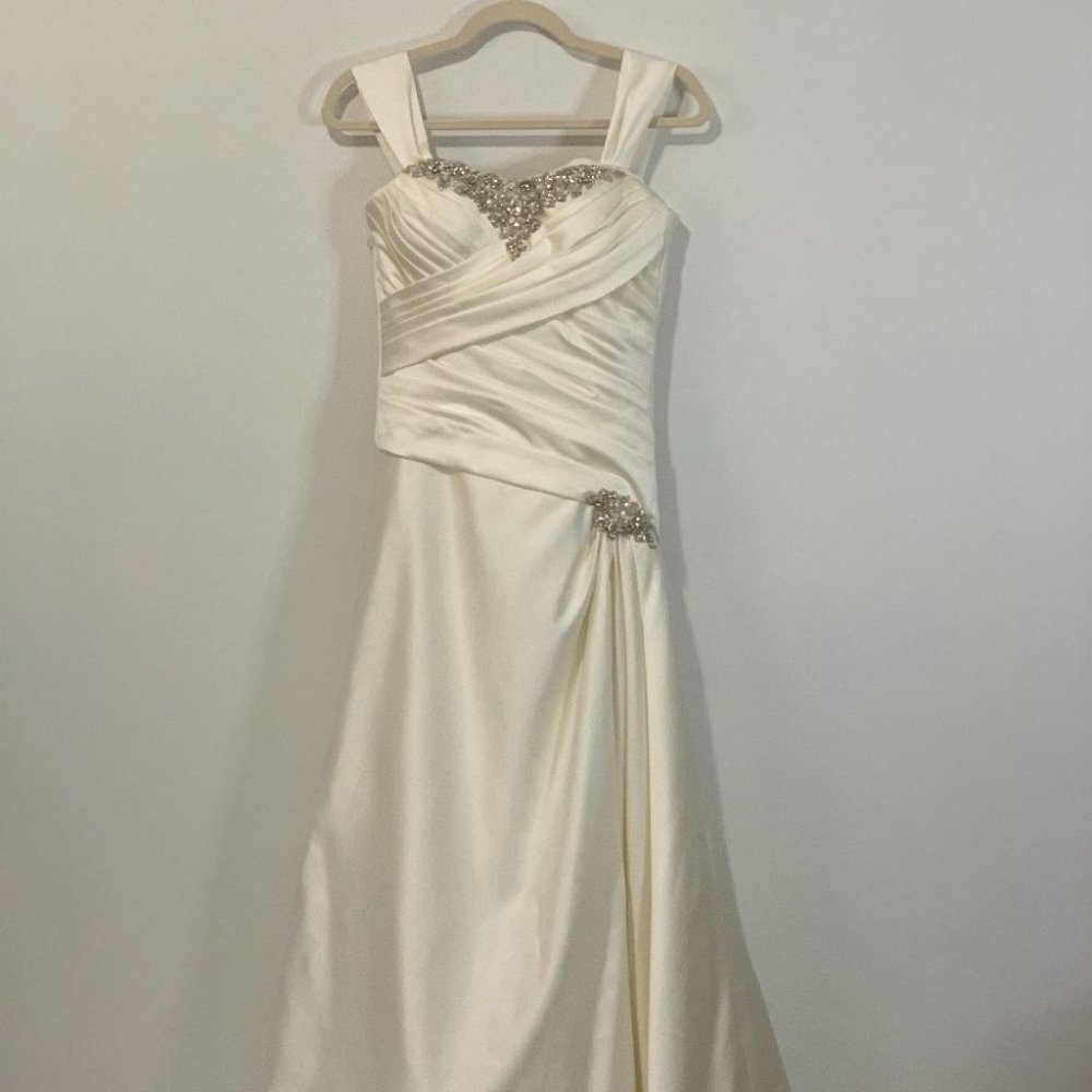 BEAUTIFUL Lace Up Off Shoulder Wedding Dress | Corset Back | A-Line Tulle Gown - Picture 2 of 15